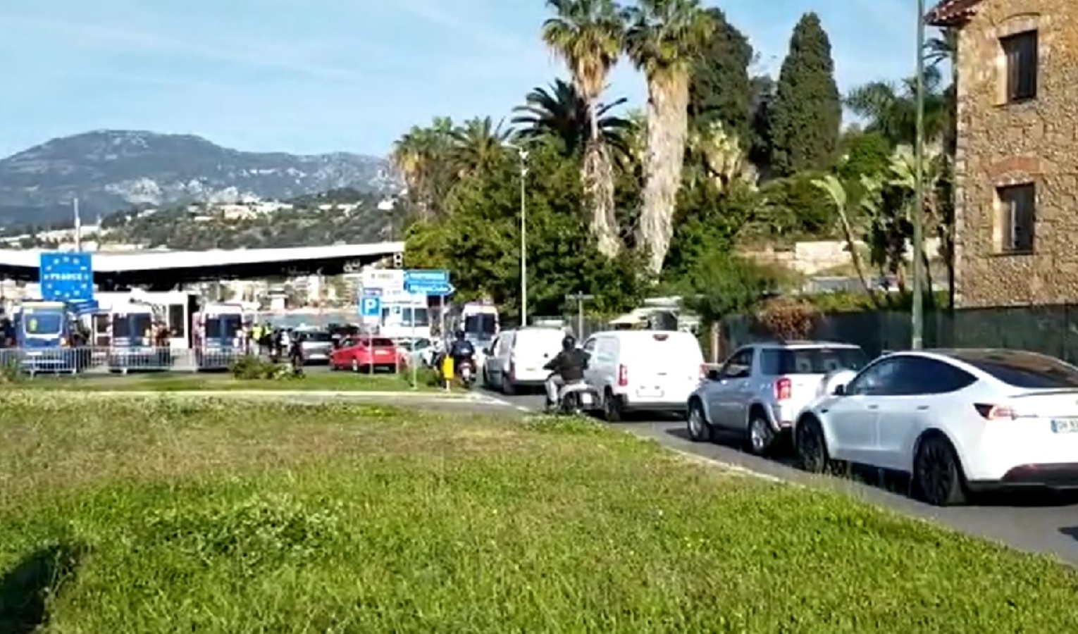 Ventimiglia, maxi controlli alla frontiera: code al confine