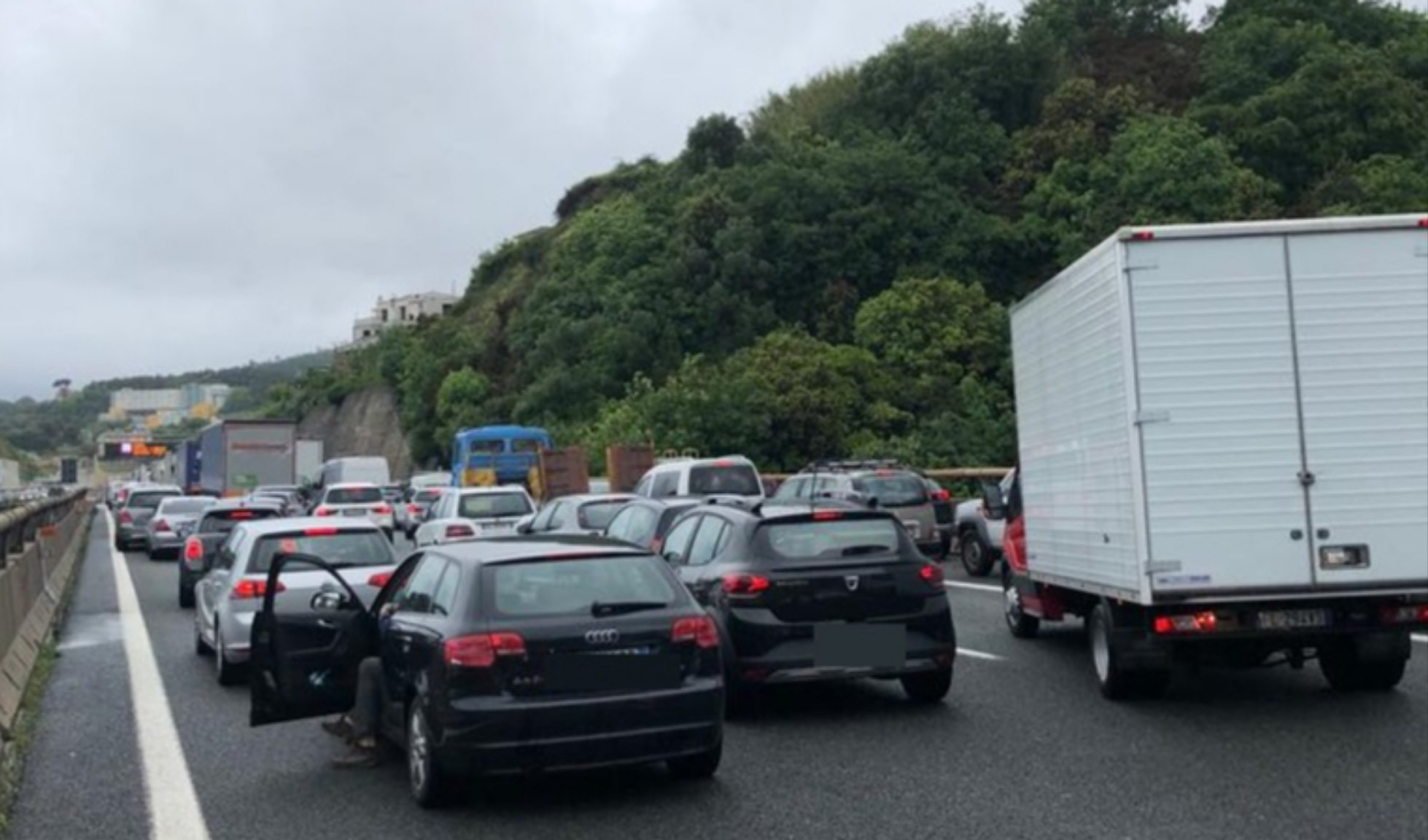 Caos autostrade, lunghe code tra cantieri e incidenti in Liguria