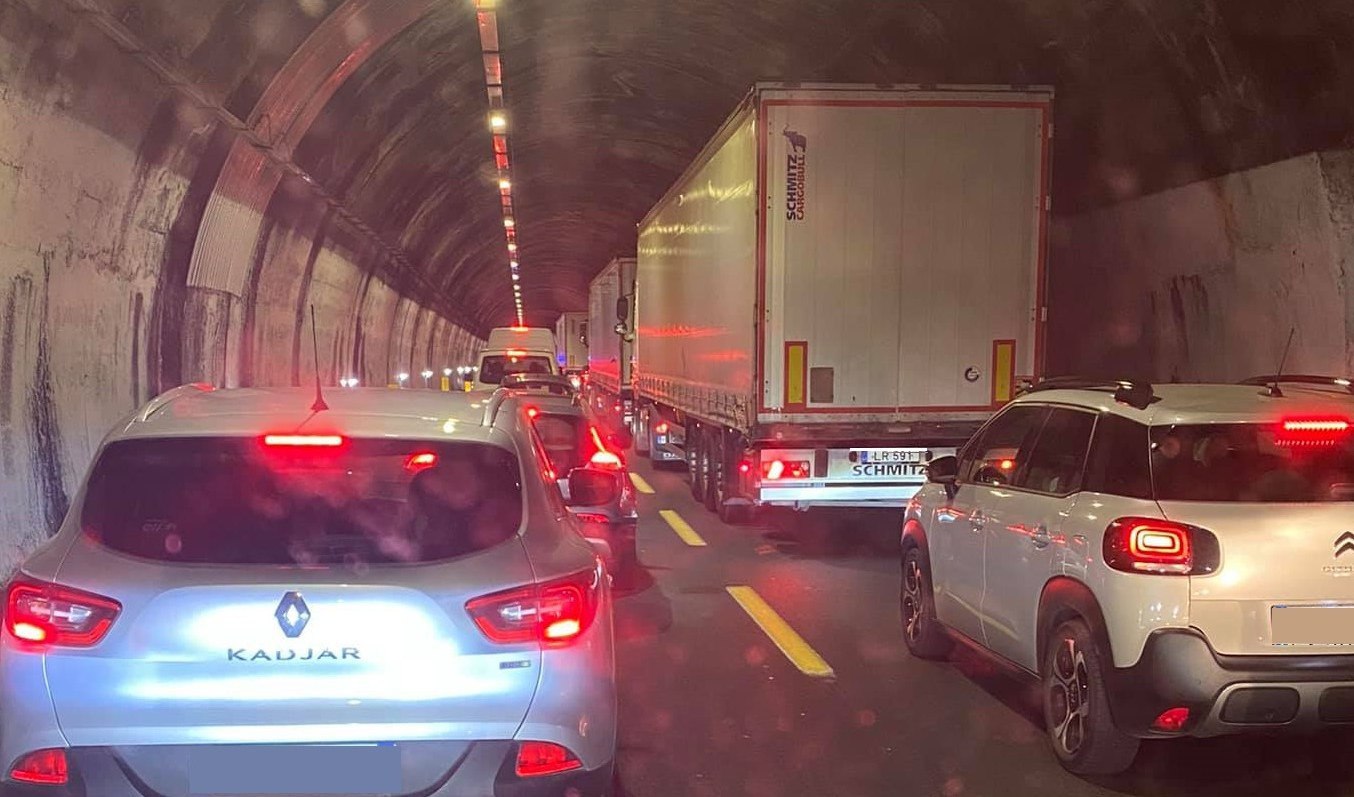 In contromano in autostrada per evitare la coda: verranno multati