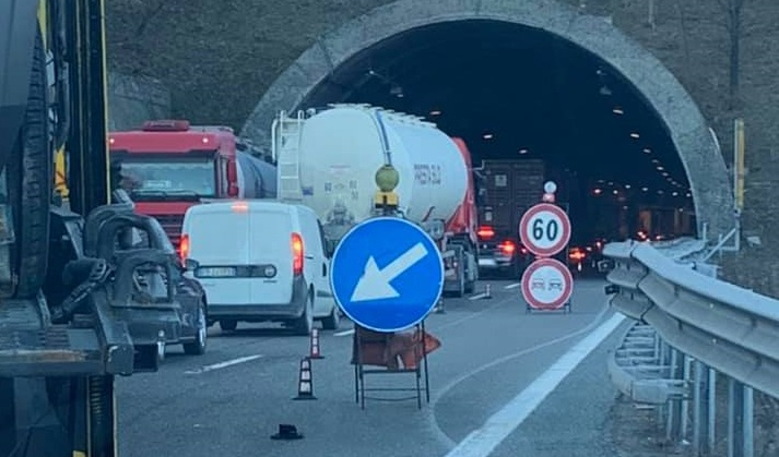 Caos autostrade, maxitamponamento sull'A26: coinvolti un furgone e un'ambulanza