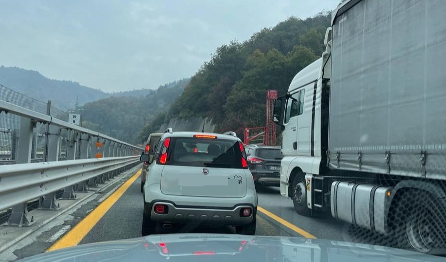 Tir ribaltato, A26 chiusa e poi riaperta verso il Piemonte