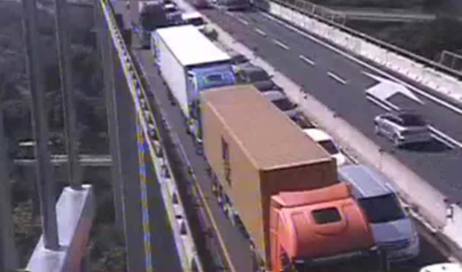 Caos autostrade, incidente tra tre veicoli in galleria: coda in A12