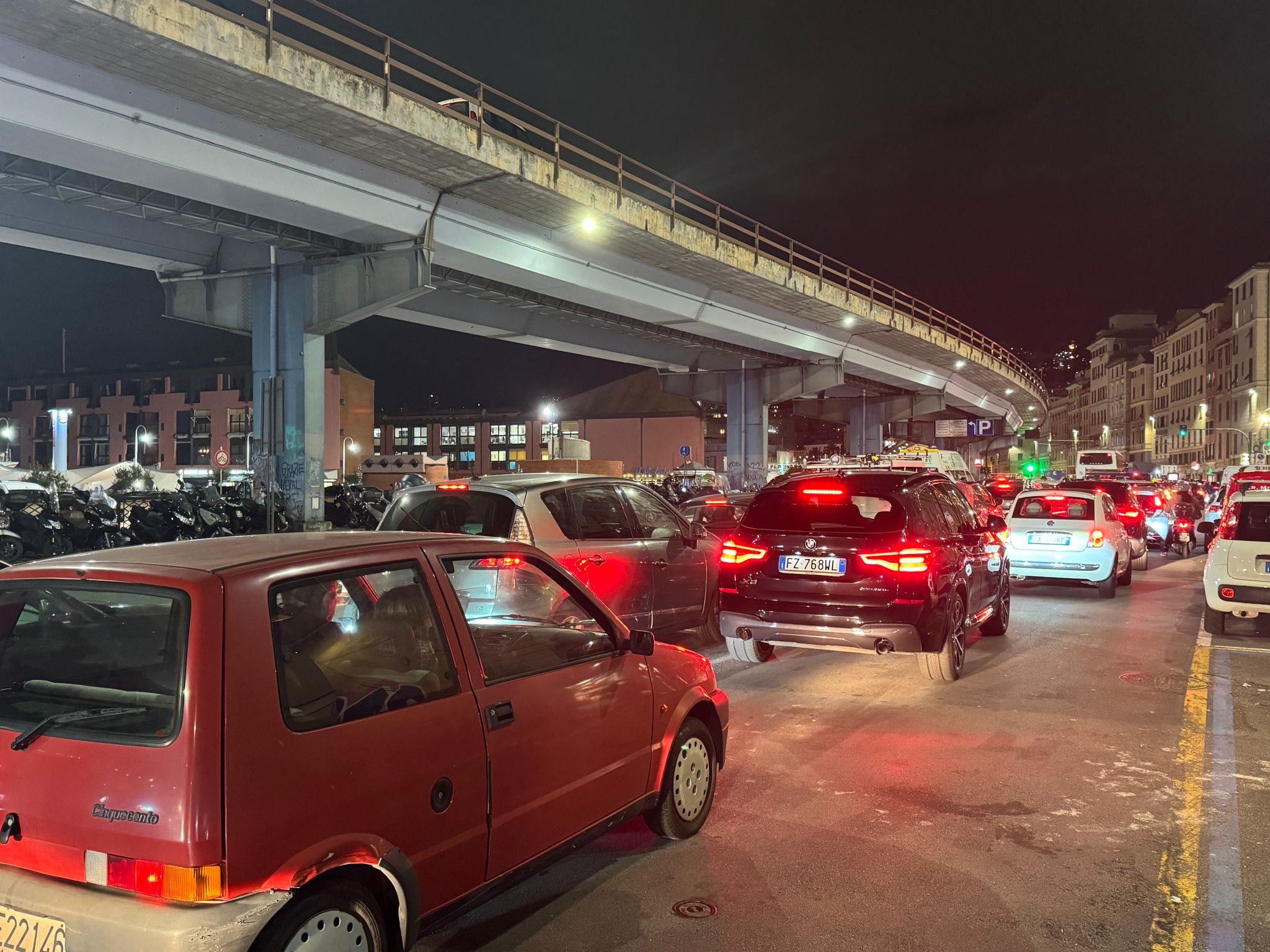 Domenica di code per raggiungere il Porto Antico e l'Acquario