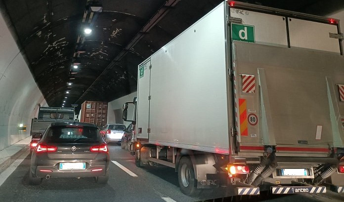 Le code all'ordine del giorno sulle autostrade liguri Auto e camion in coda in galleria