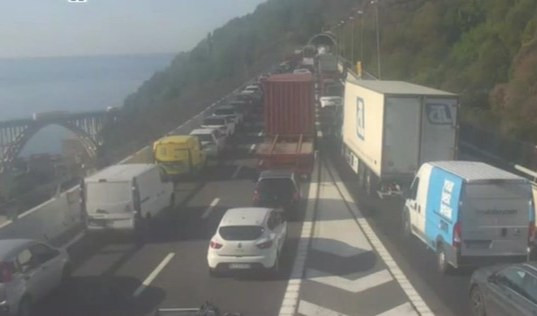 A10, schianto contro auto ferma tra Genova Pra' e Arenzano: centauri investiti, donna gravissima
