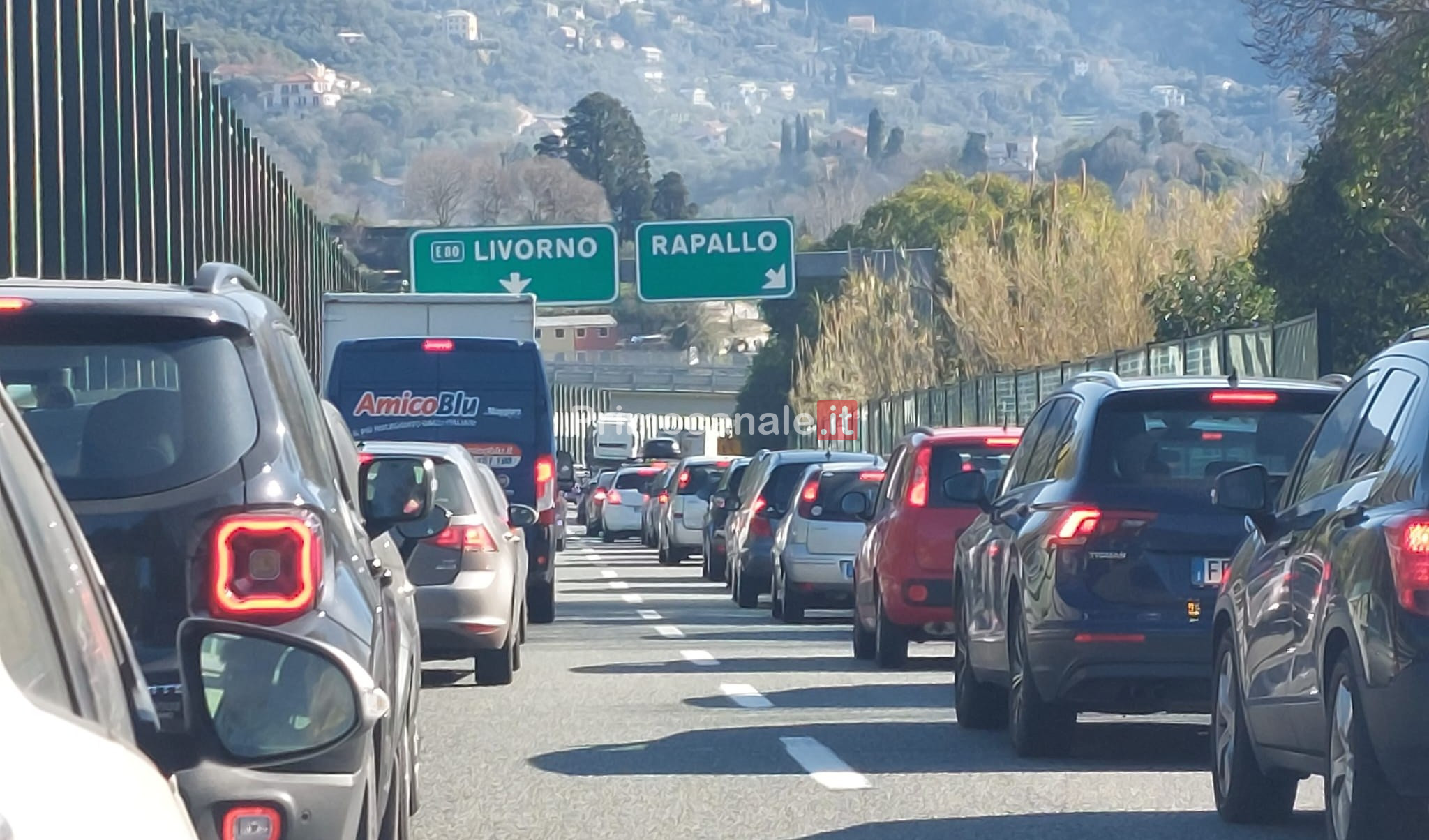 Paura in autostrada: tir perde lamiera, sei veicoli danneggiati