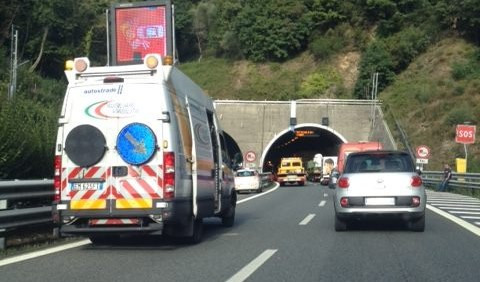 Code in autostrada per un incidente Coda in A12 prima della galleria