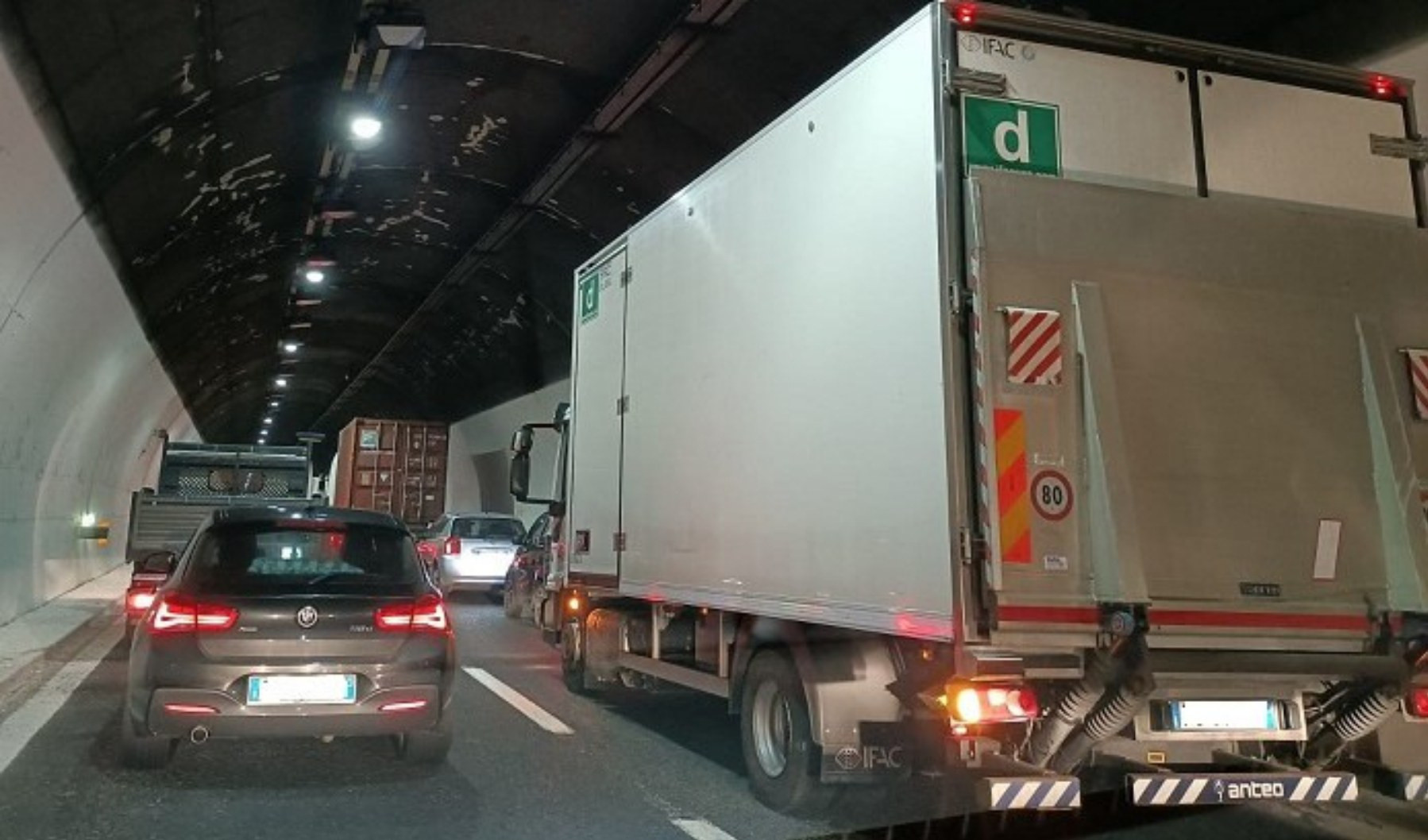 Genova, va contromano nello scambio di carreggiata e si schianta contro tir