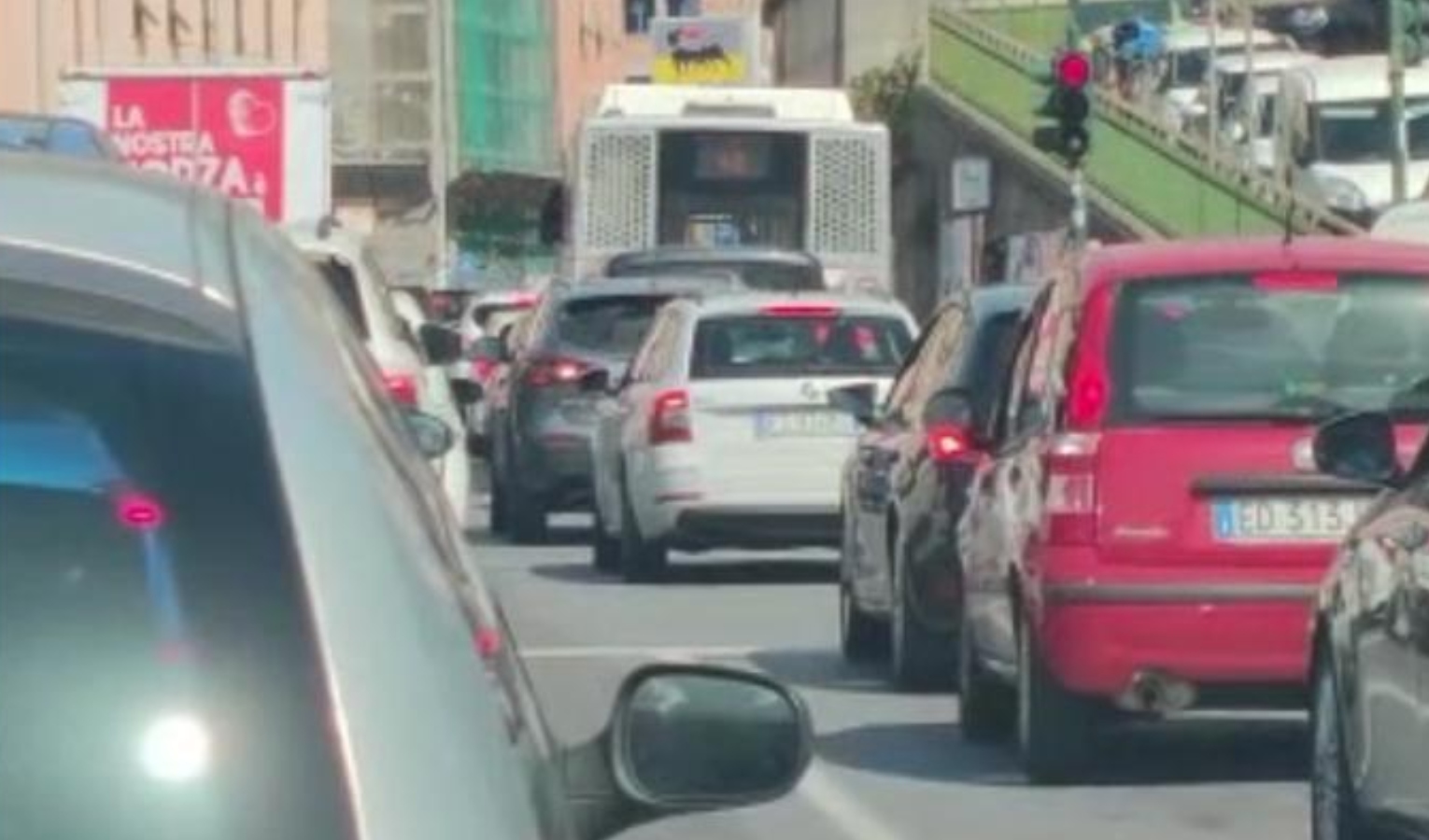 Crollo cavi in A12 e il traffico in autostrada e città va in tilt