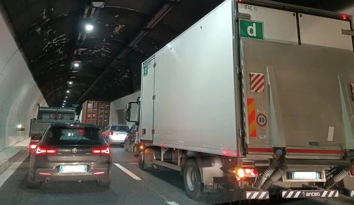 Tamponamento in A7, lunghe code verso Milano