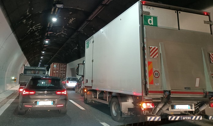 Riaprono i cantieri in autostrada, Liguria in tilt dall'alba