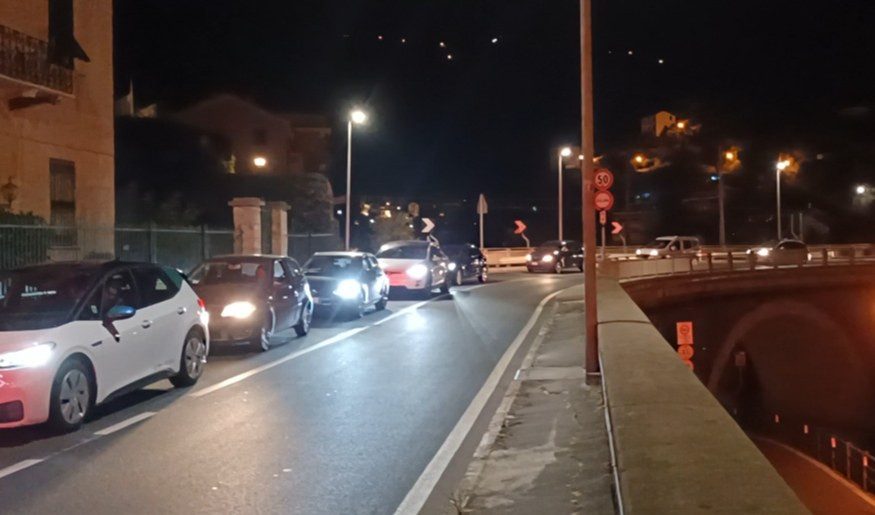 Autostrade in tilt, le vacanze si bloccano in Liguria: turisti in coda in Aurelia in piena notte