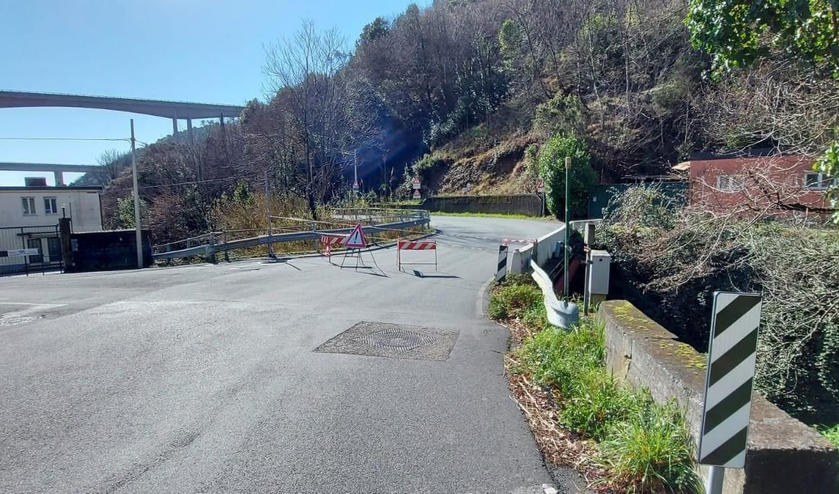 Cogoleto, calcinacci dall'autostrada: interdetta al traffico via Stoppani