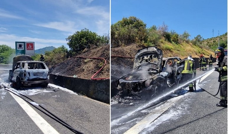 Auto prende fuoco in A12, brucia anche una parte di scarpata