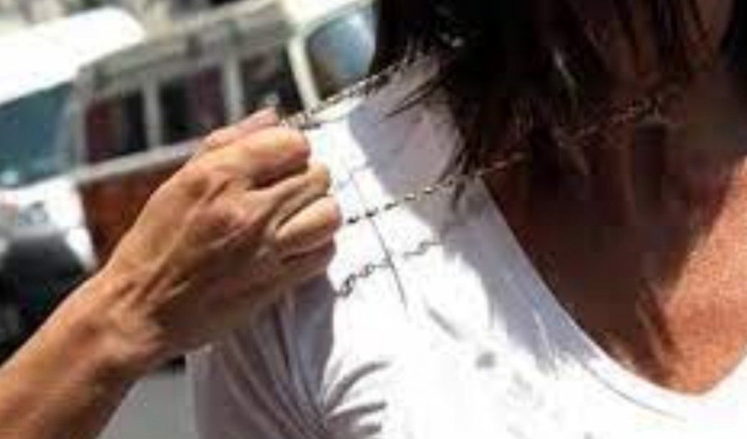 Genova, donna scippata di due collane d'oro in pieno centro