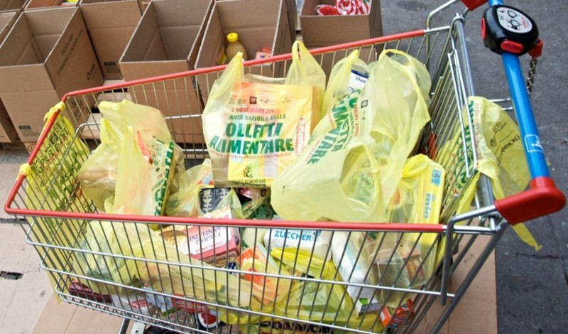 Un carrello del supermercato pieno di sacchetti