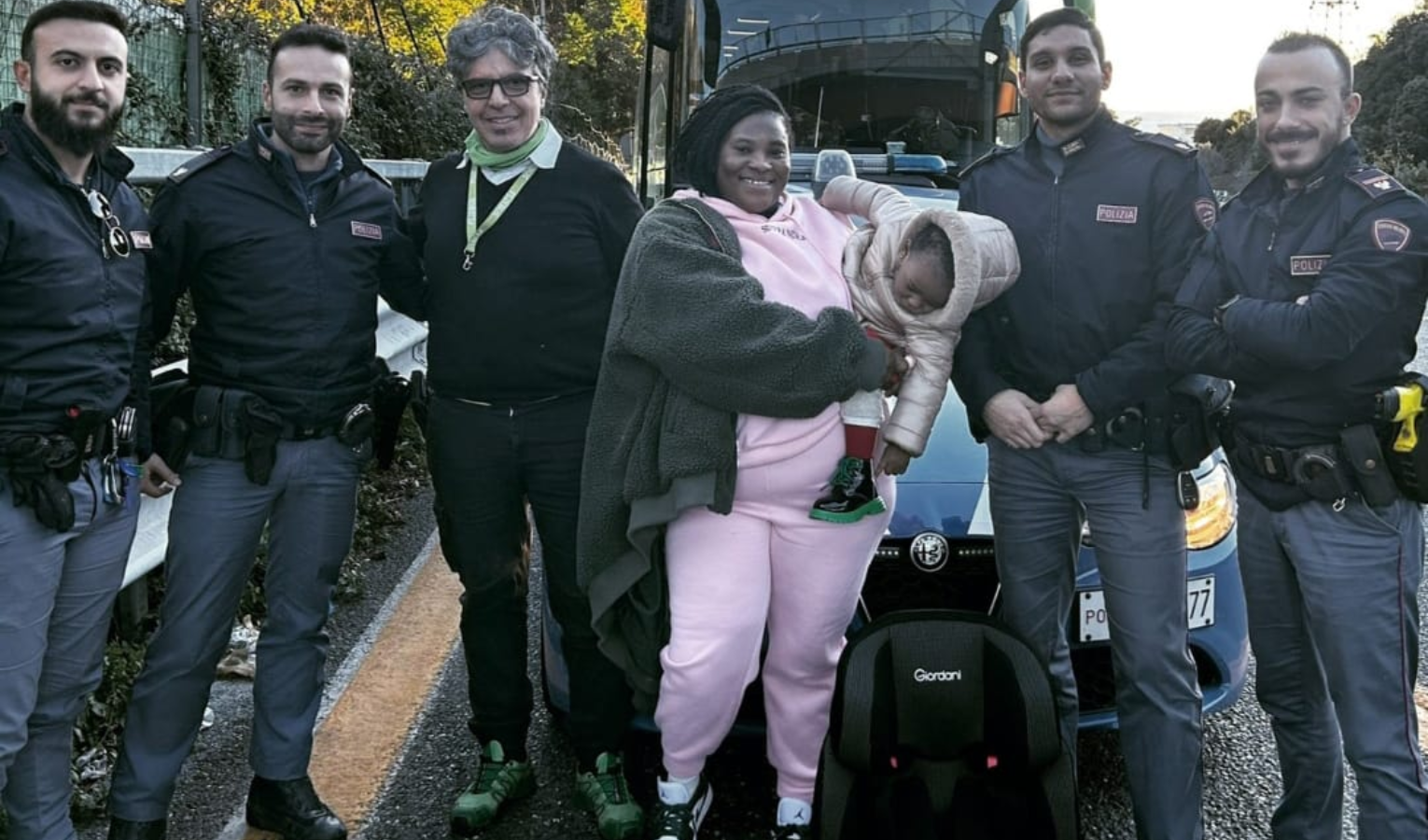 Genova, colletta dei poliziotti per acquistare seggiolino per fare viaggiare bebè su Flixbus