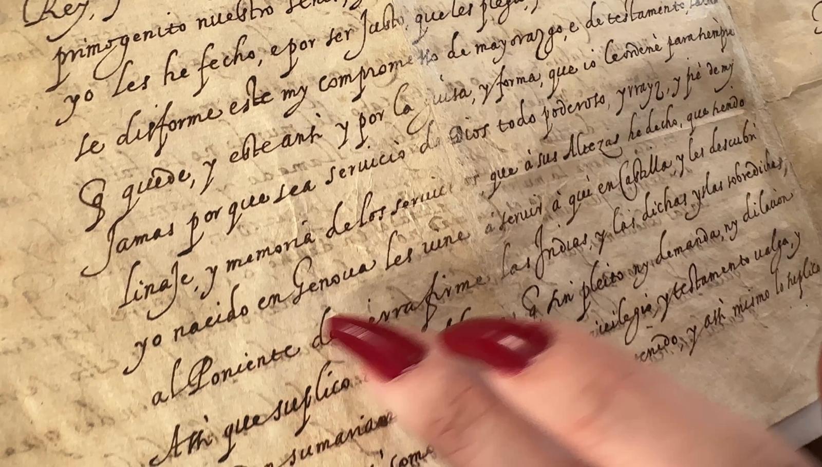 Un foglio con dita che indicano le scritte