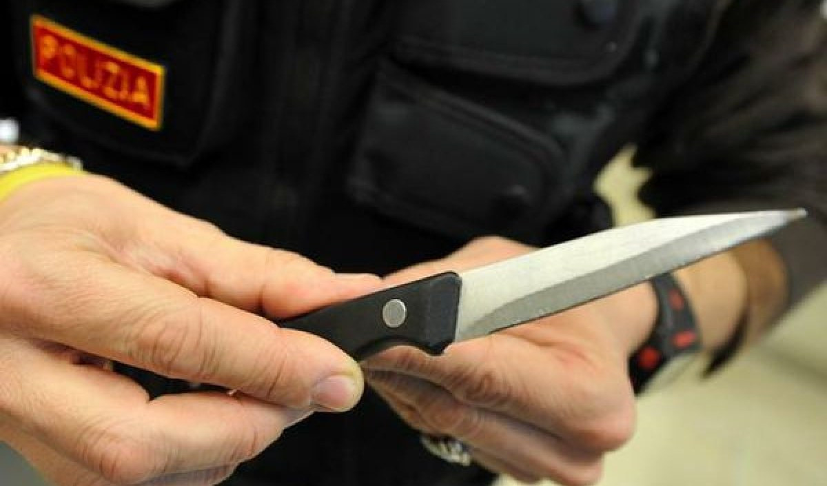   Genova, reagiscono a rapinatore con coltello: feriti
