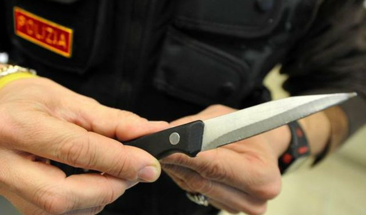 Genova, ruba sigarette elettroniche e profumi e minaccia passante con il coltello: arrestato