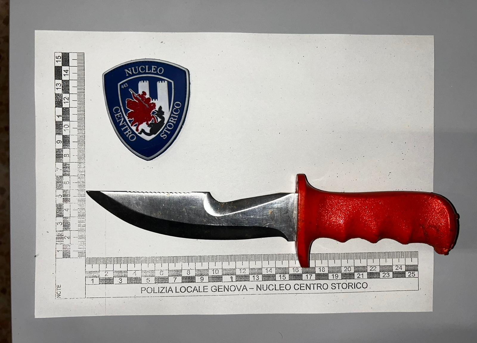 Genova, a spasso per il centro storico con con due coltelli: denunciato