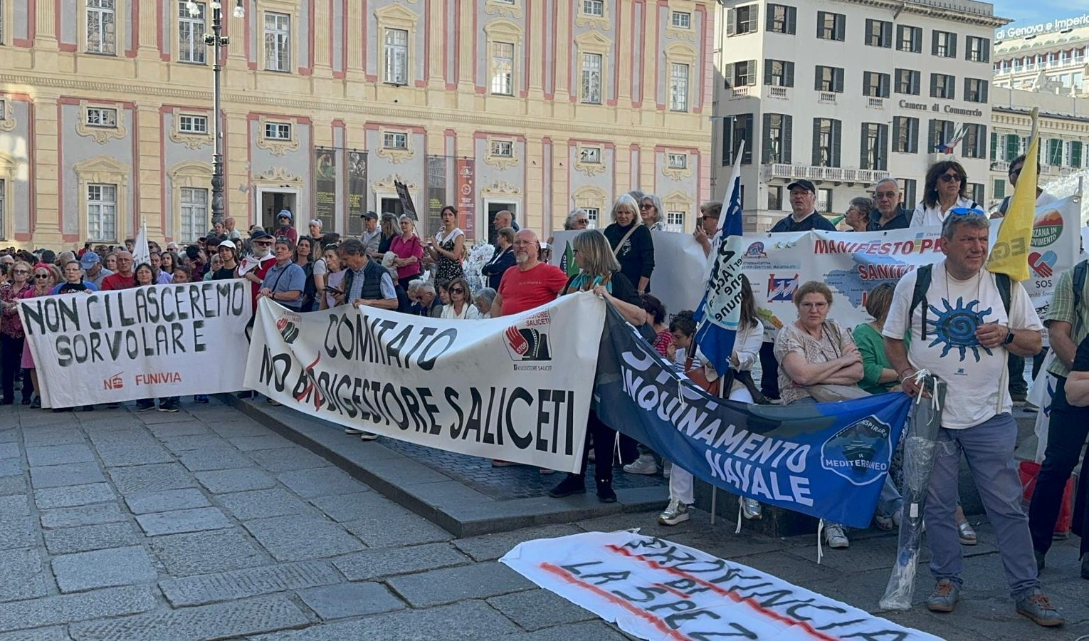 La protesta dei comitati a Genova: 