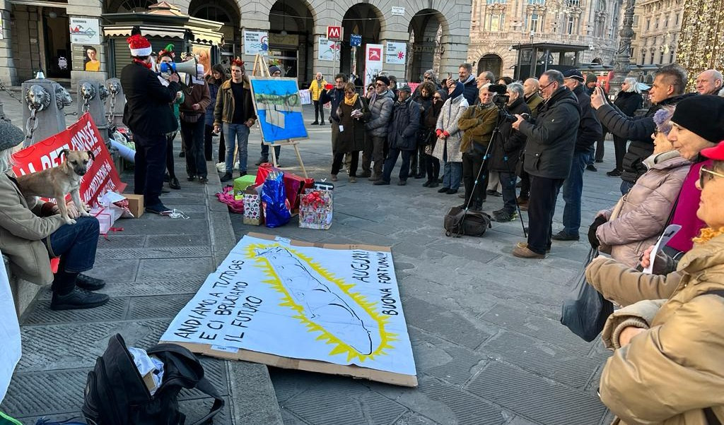 Genova, la Rete dei Comitati in piazza De Ferrari: 