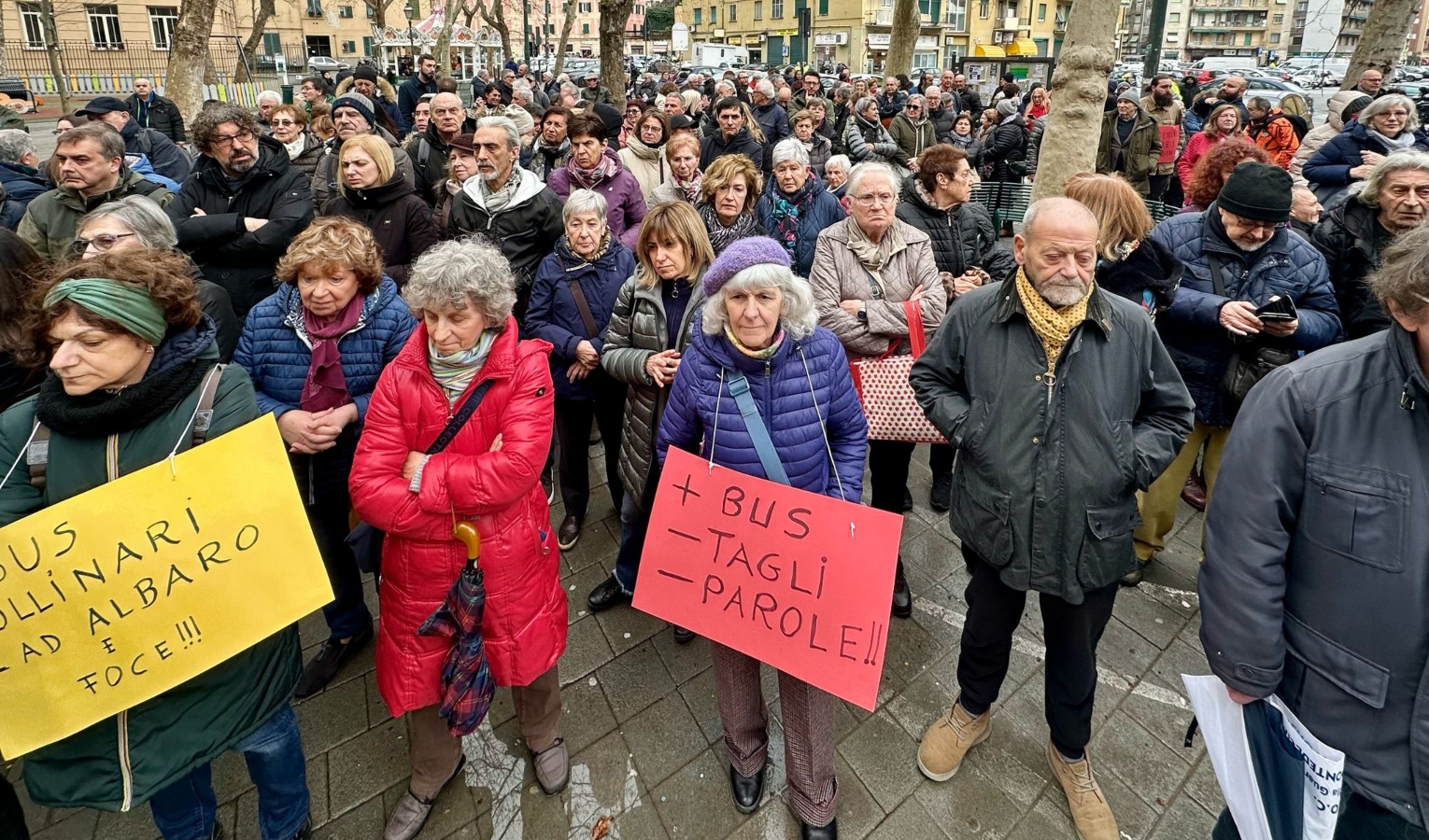 La manifestazione dei comitati a Marassi Persone in manifestazione a Marassi, quartiere di Genova