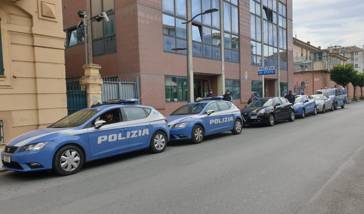 Macchine della polizia ferme davanti a palazzo