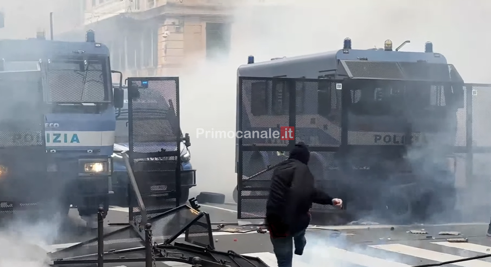 Ex-Ilva, scontri alla Prefettura: Procura apre indagine per violenza a pubblico ufficiale e danneggiamento