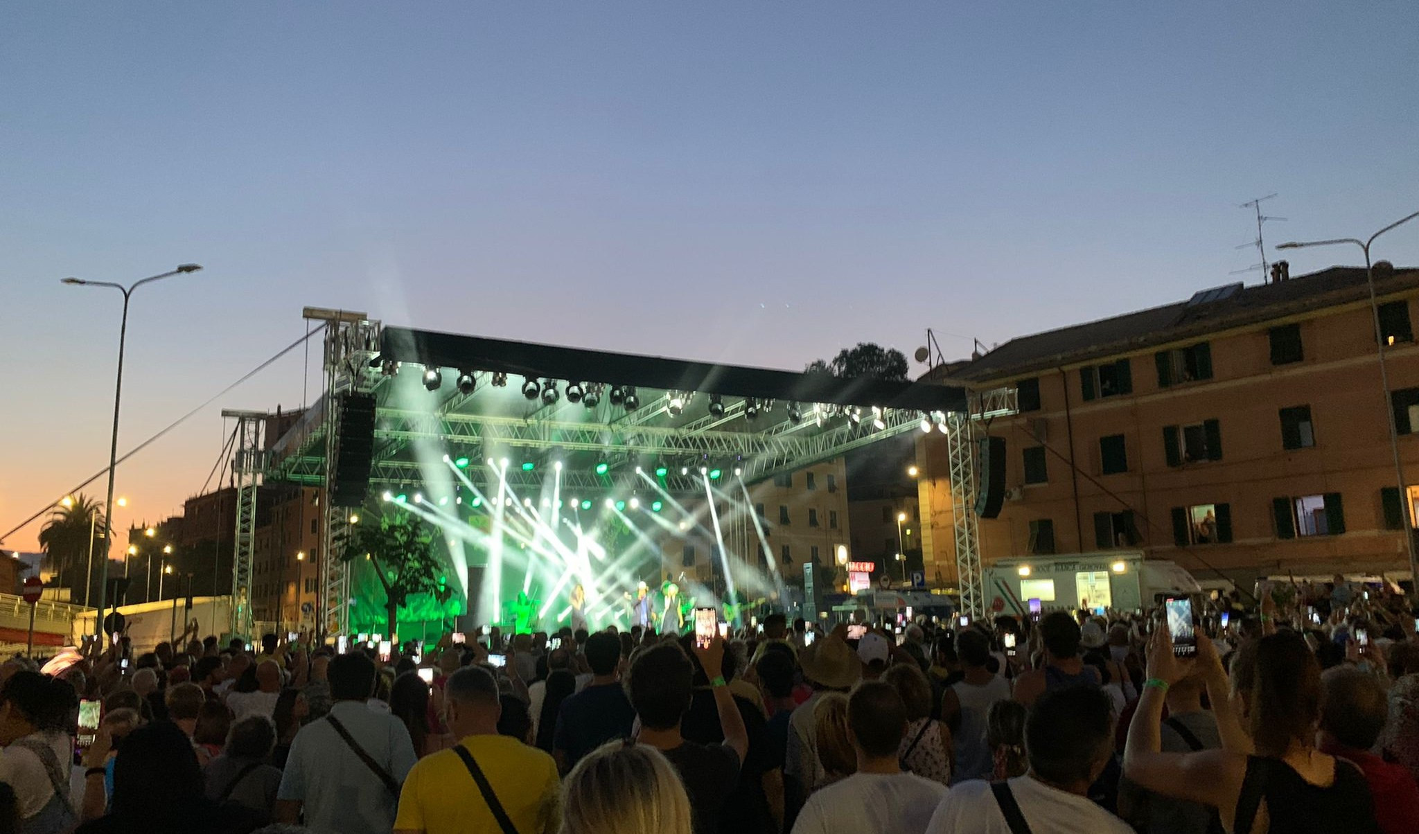 Genova, quattro mila persone a Cornigliano per Al Bano che omaggia Celentano, Michael Jackson e Paolo Villaggio    