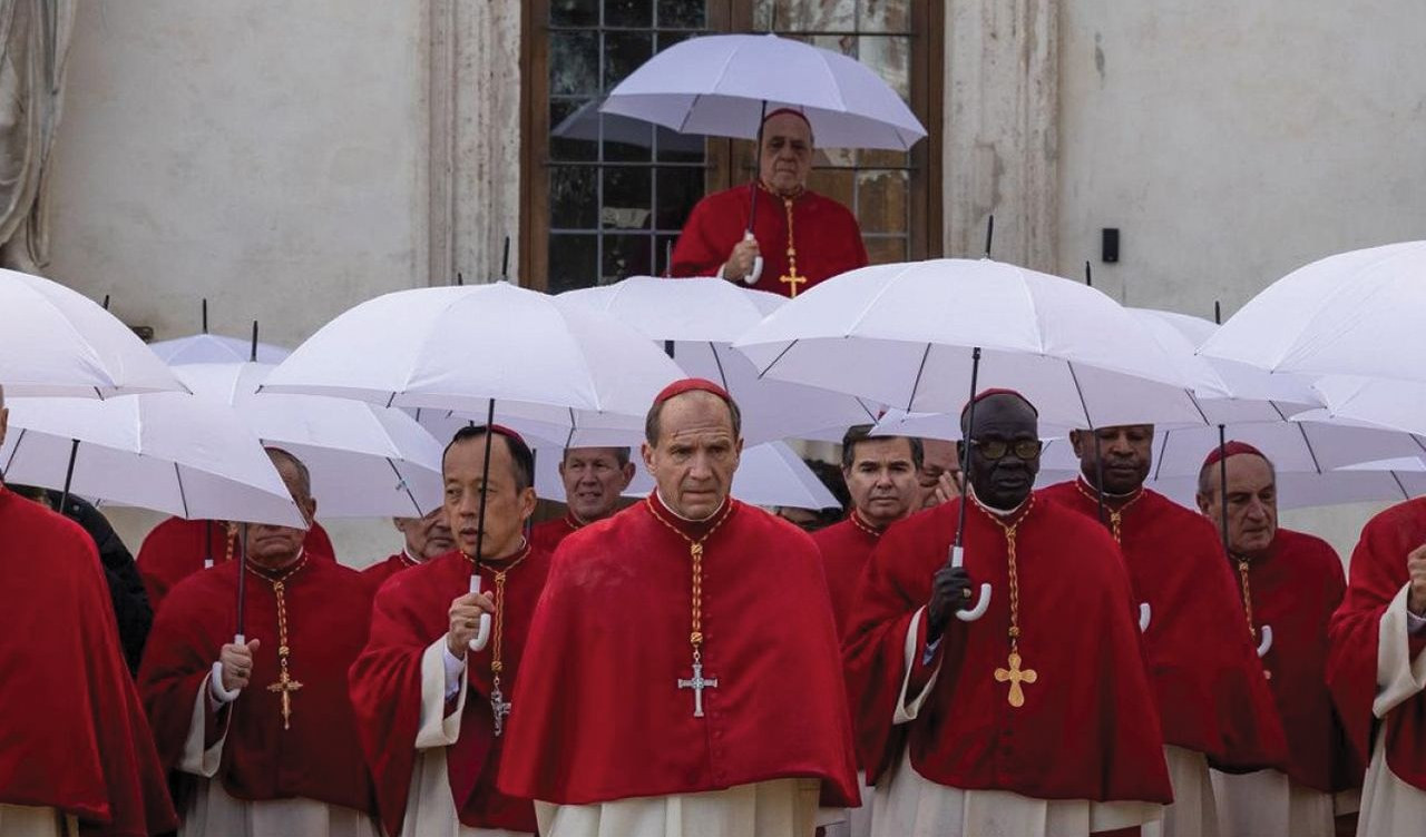 Un gruppo di cardinali sotto la pioggia