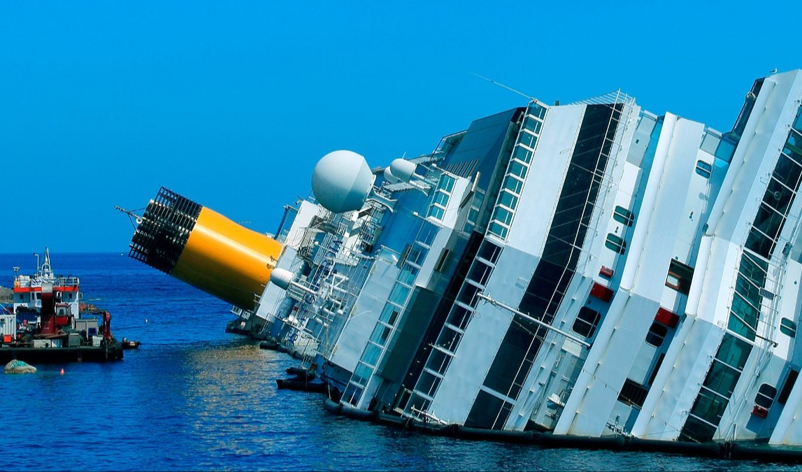 Il naufragio della Costa Concordia Una nave piegata su un fianco