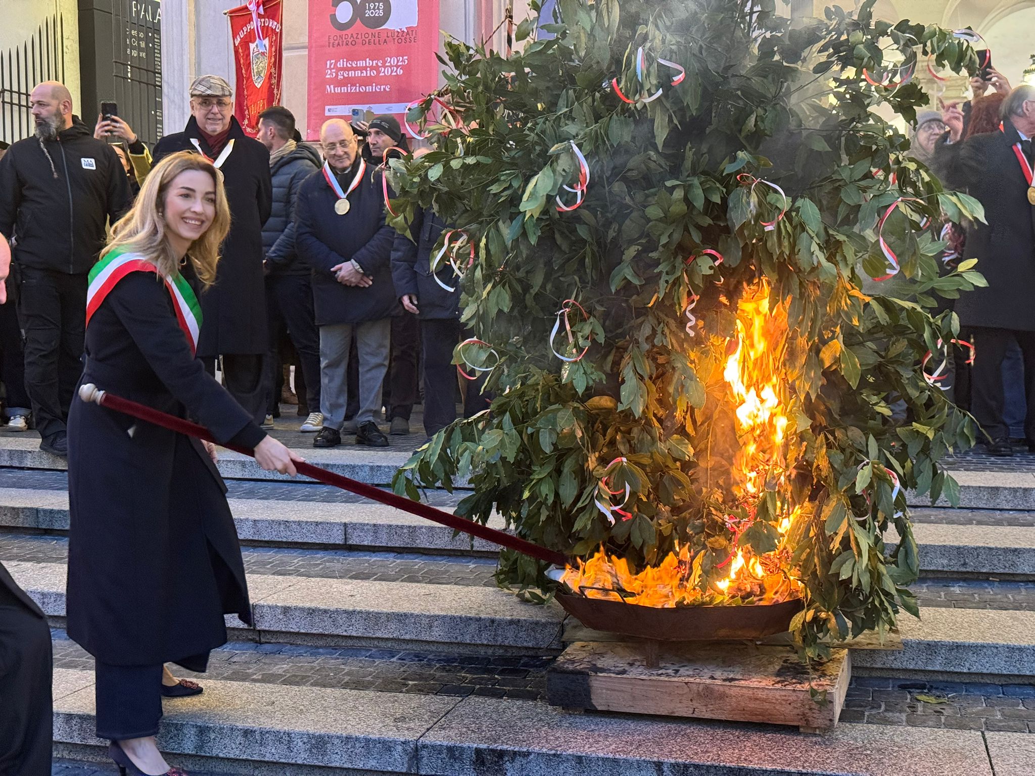 Confuego, la fiamma questa volta non sale dritta: i genovesi incrociano le dita