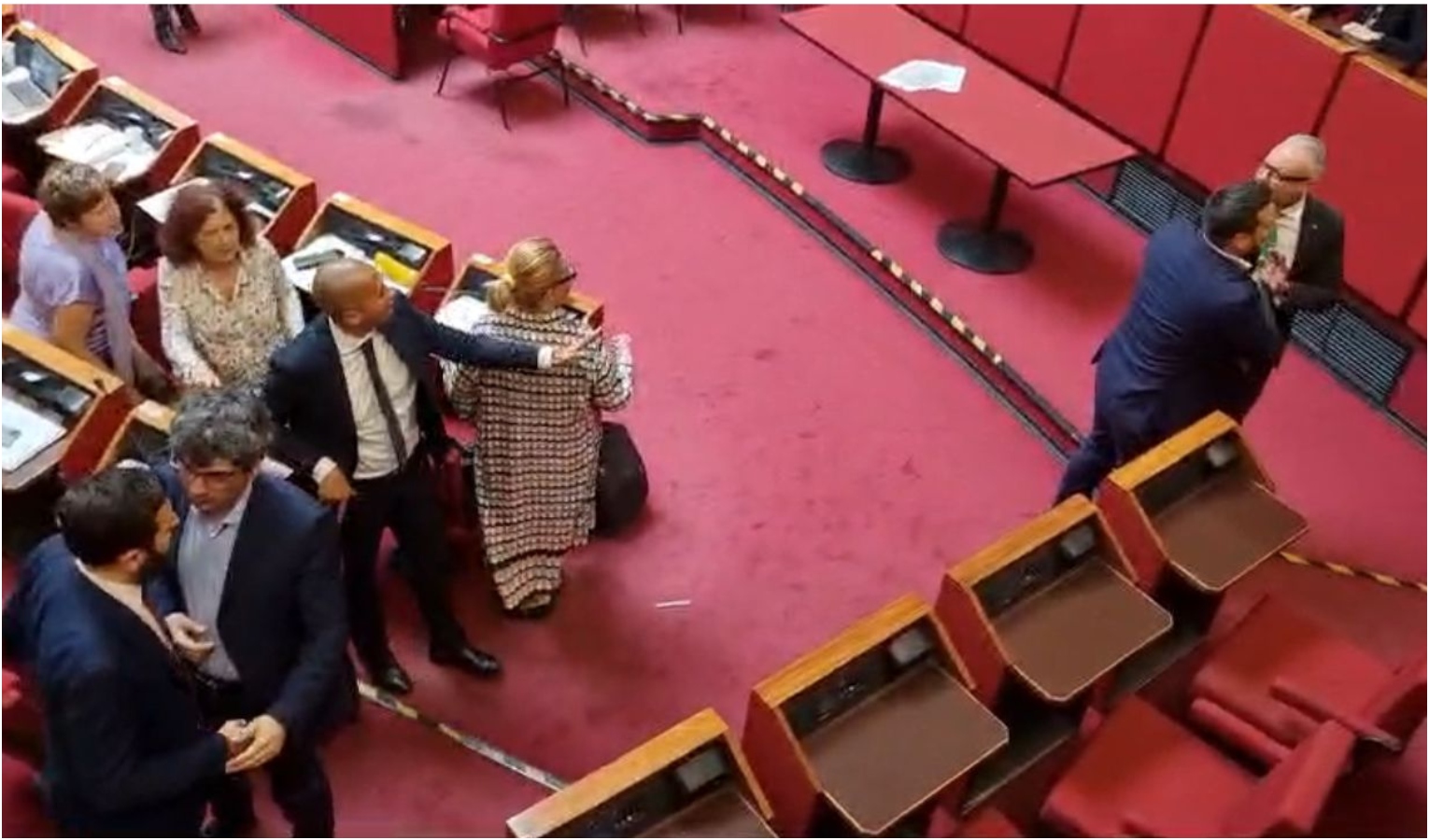Scontro in consiglio, centrodestra vs opposizione: 