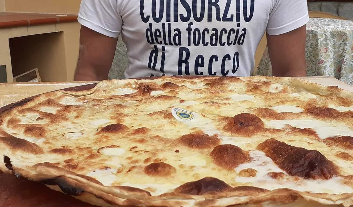 Torna la festa della Focaccia di Recco, la golosa tradizione nata nel 1955