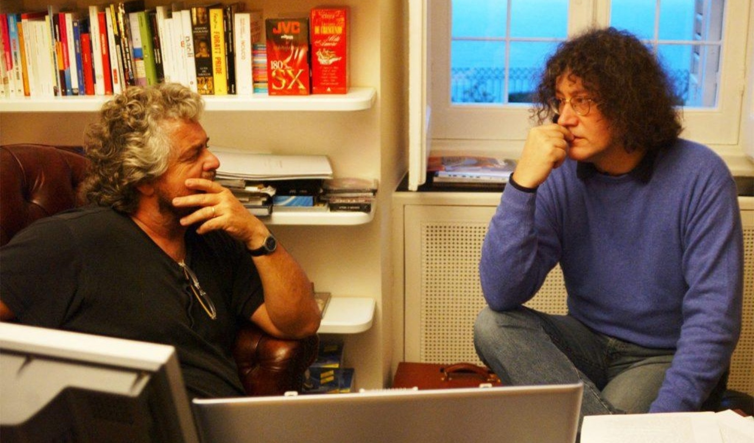 Beppe Grillo e Gianroberto Casaleggio Due uomini seduti che si guardano
