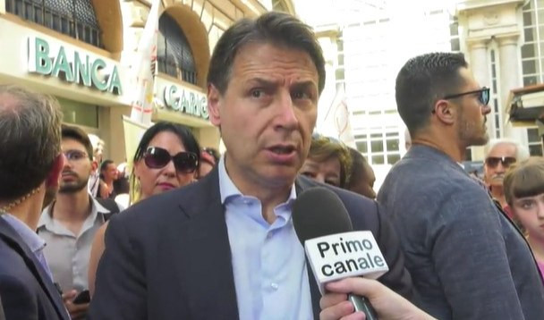 Giuseppe Conte durante una visita a Genova intervistato da Primocanale Giuseppe Conte