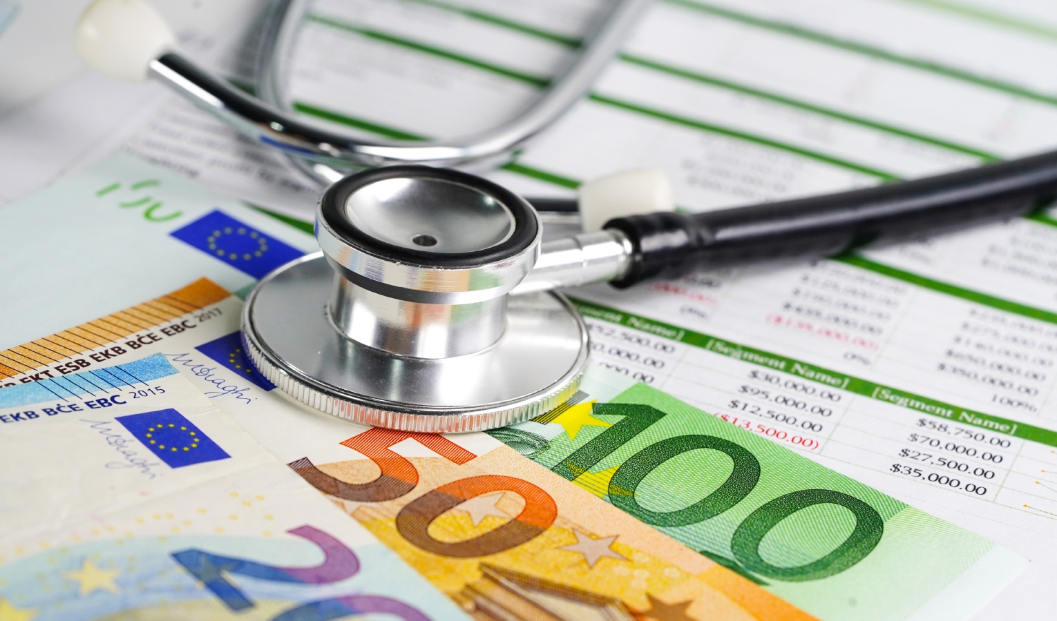 Stetoscopio su biglietti di euro