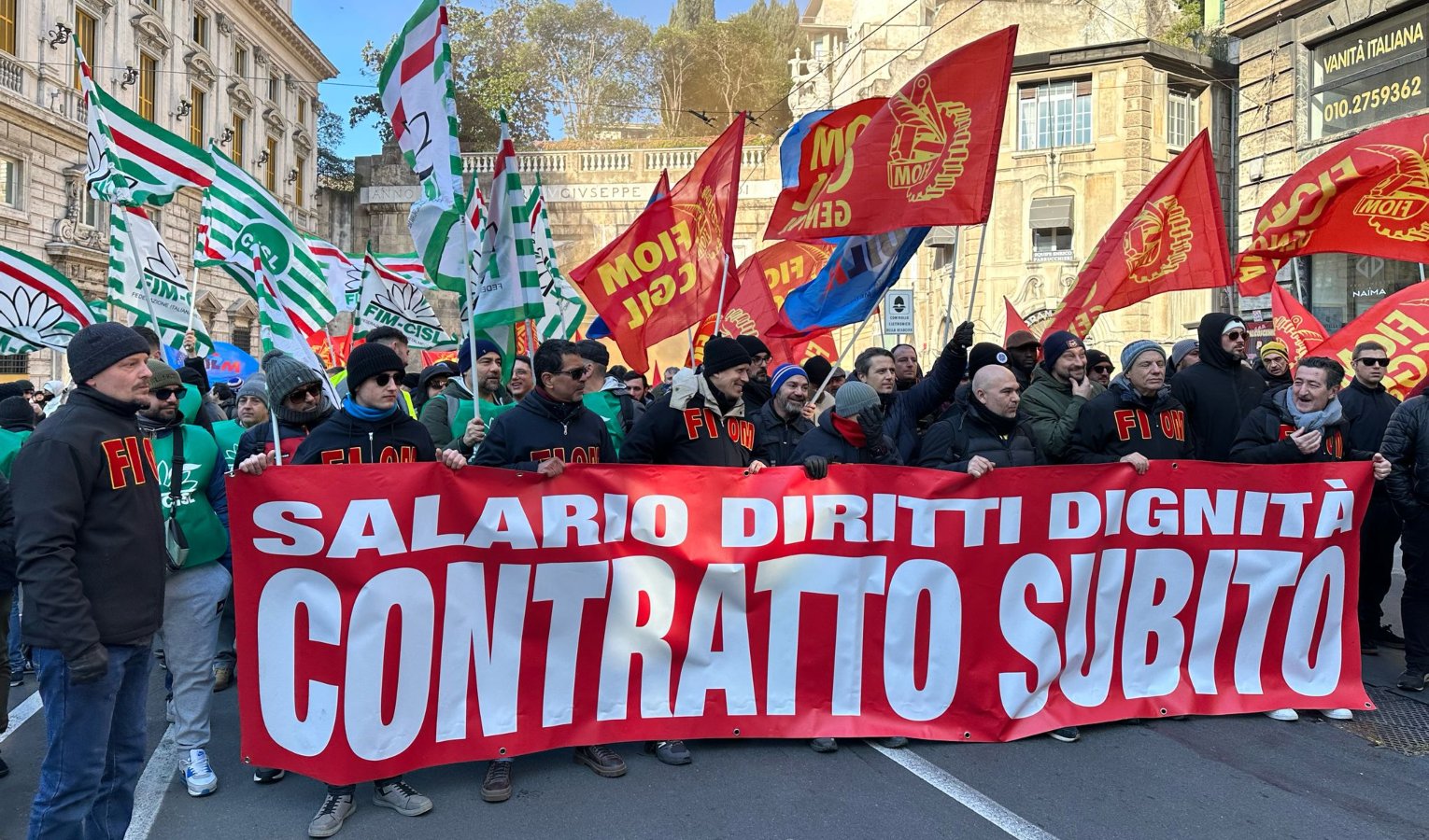Gruppo di uomini in strada