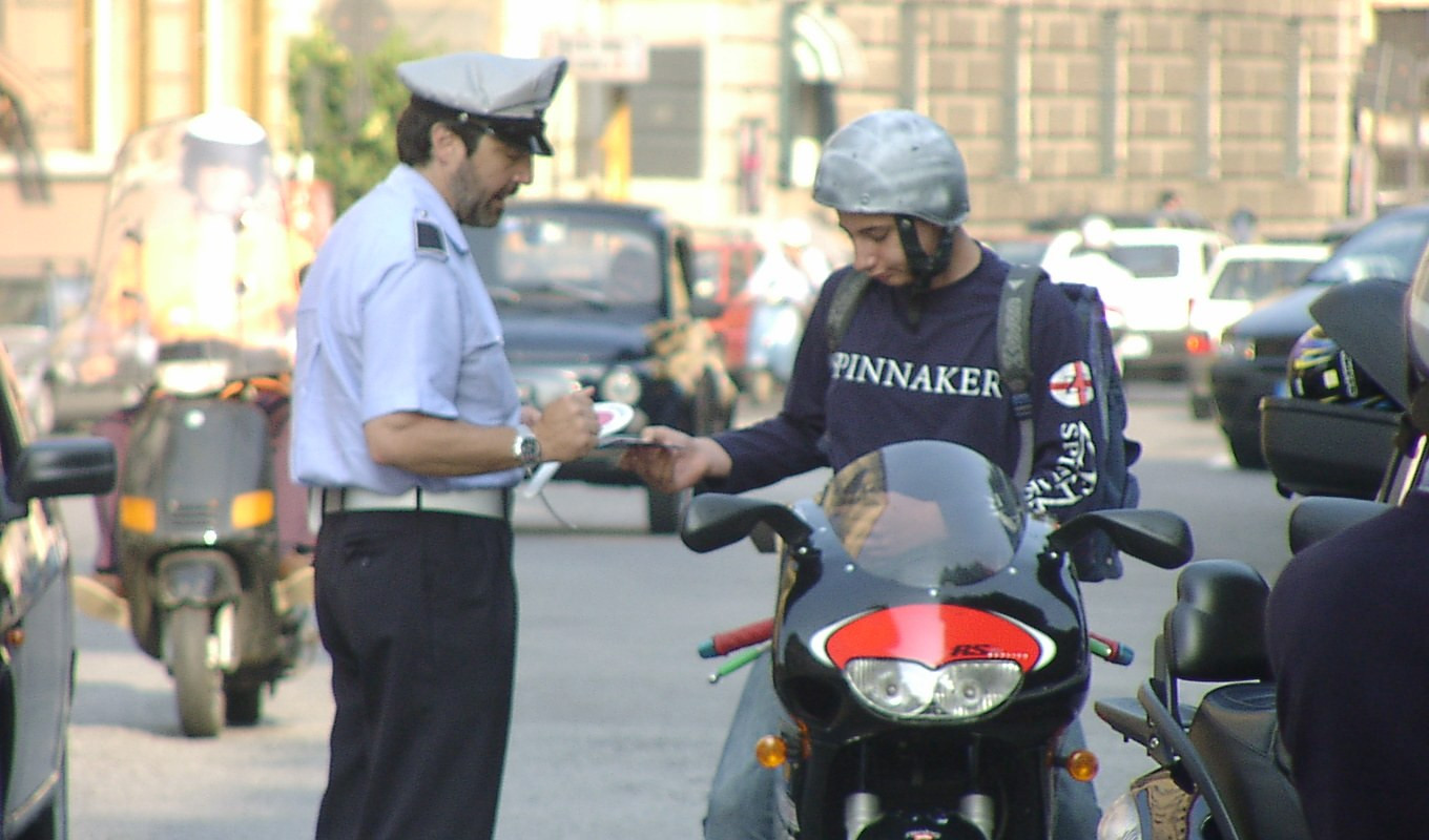 Si presenta dai vigili in scooter senza casco, patente e assicurazione