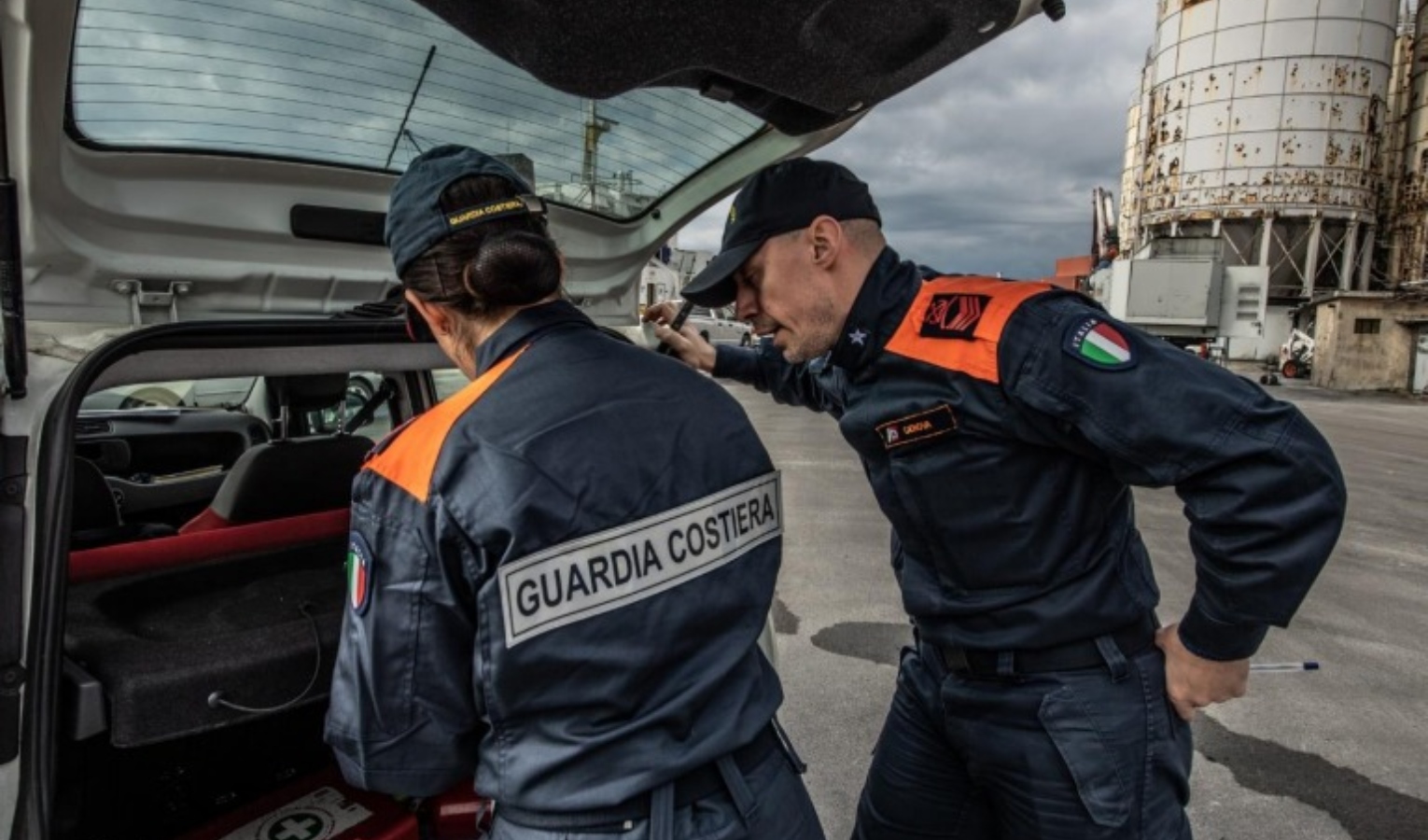 I controlli della capitaneria di Porto Due uomini controllano un'auto