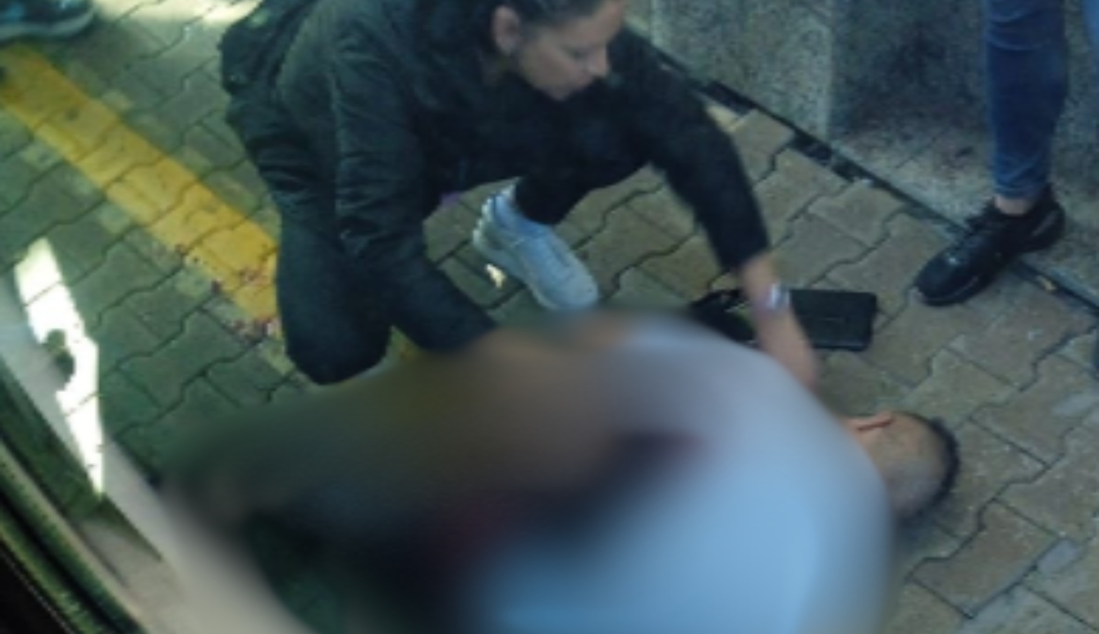 Il capotreno accoltellato in stazione a Rivarolo Uomo accoltellato in stazione