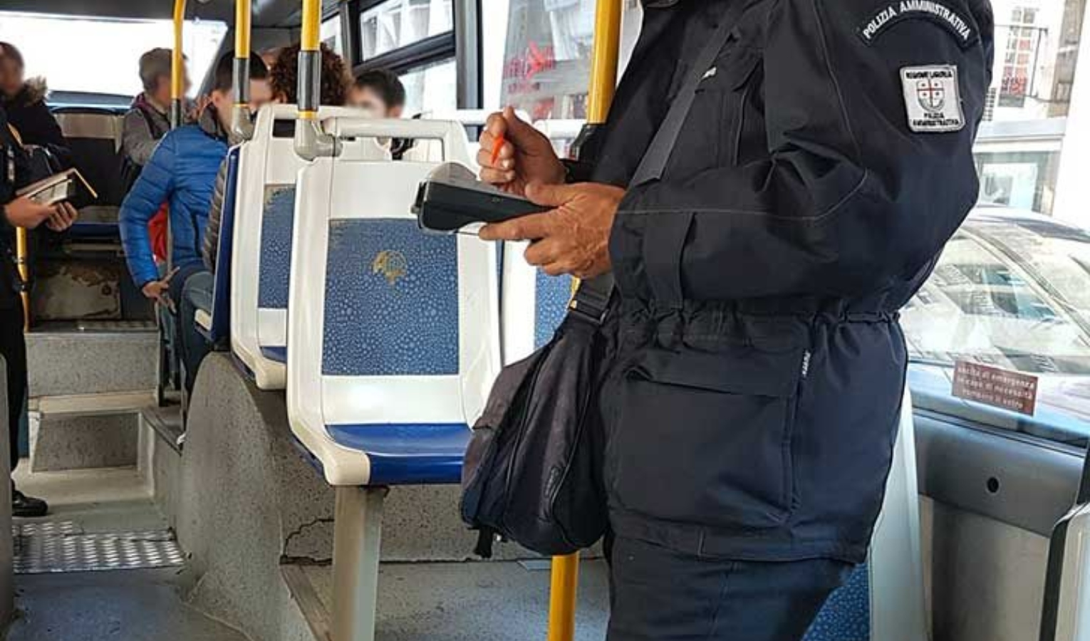 Controllore sull'autobus a Genova Bus