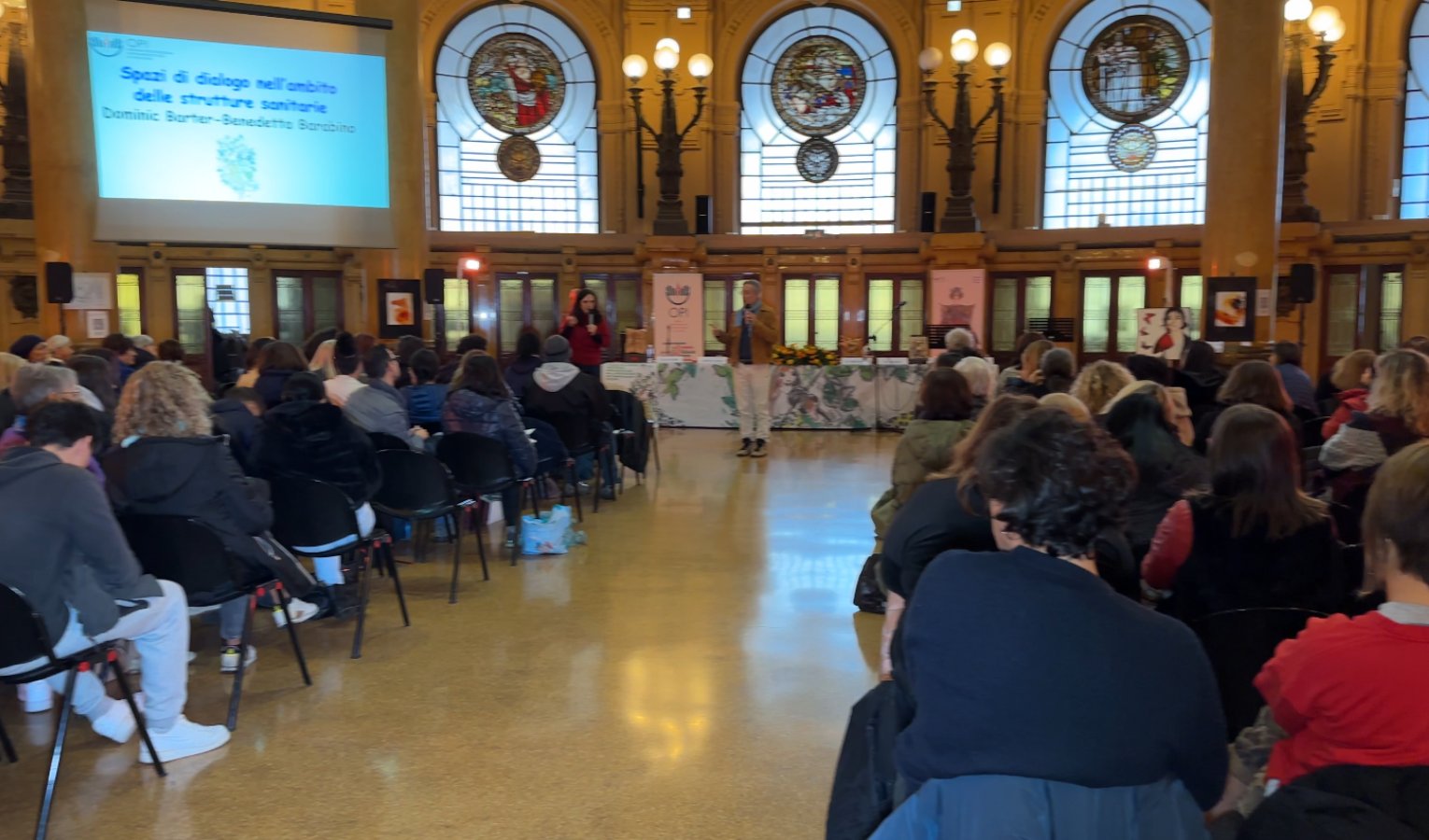 Persone che assistono a un convegno