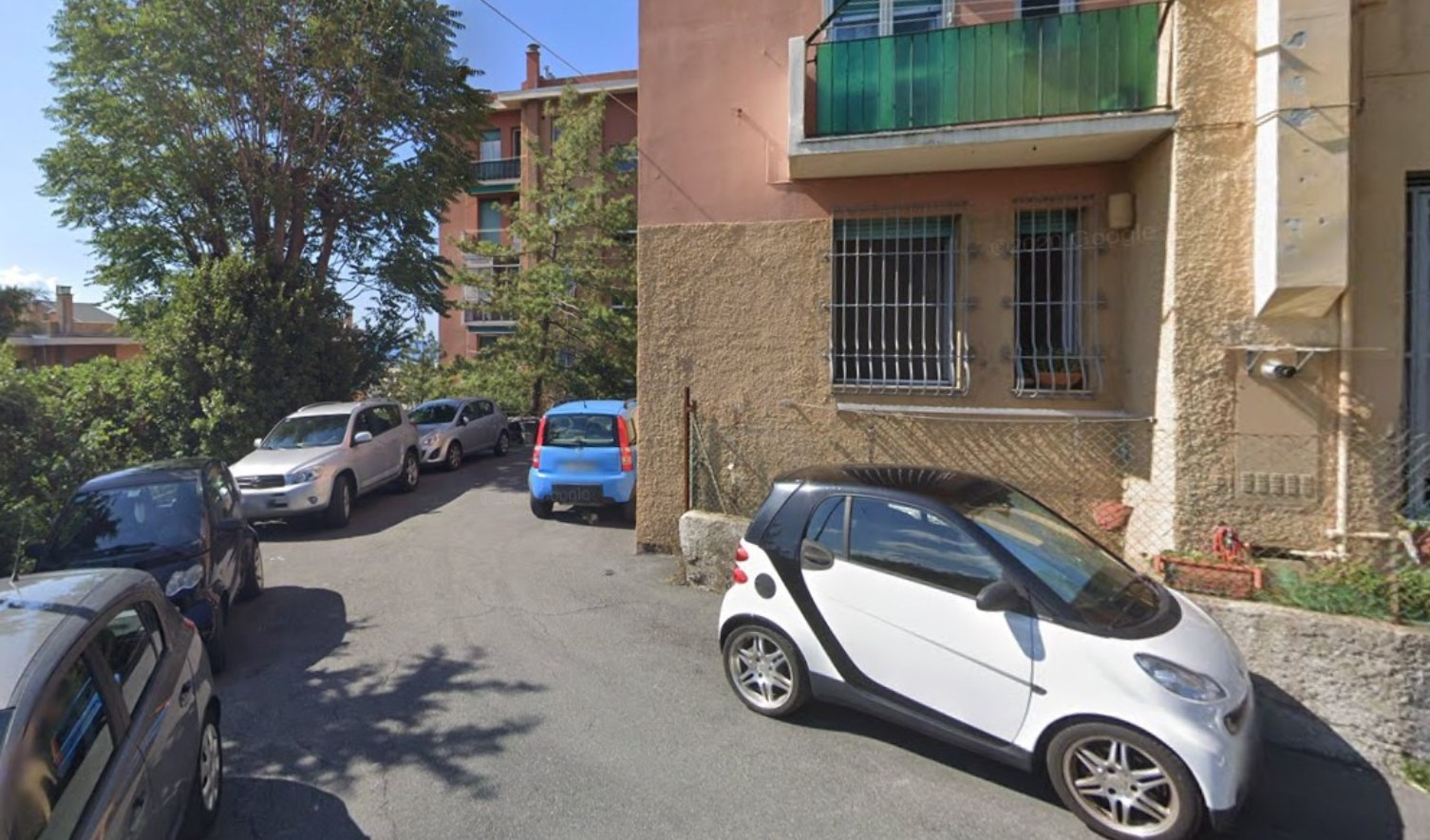 Genova, posteggia bloccando ambulanza: denunciato