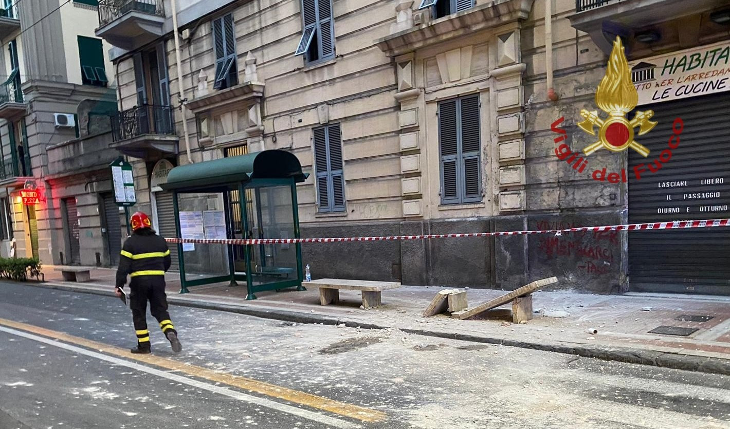 La Spezia, cade pezzo di cornicione: donna all'ospedale