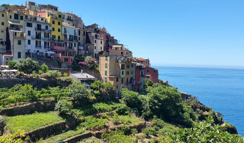 Muore per covid nelle Filippine, i residenti di Corniglia adottano a distanza i figli