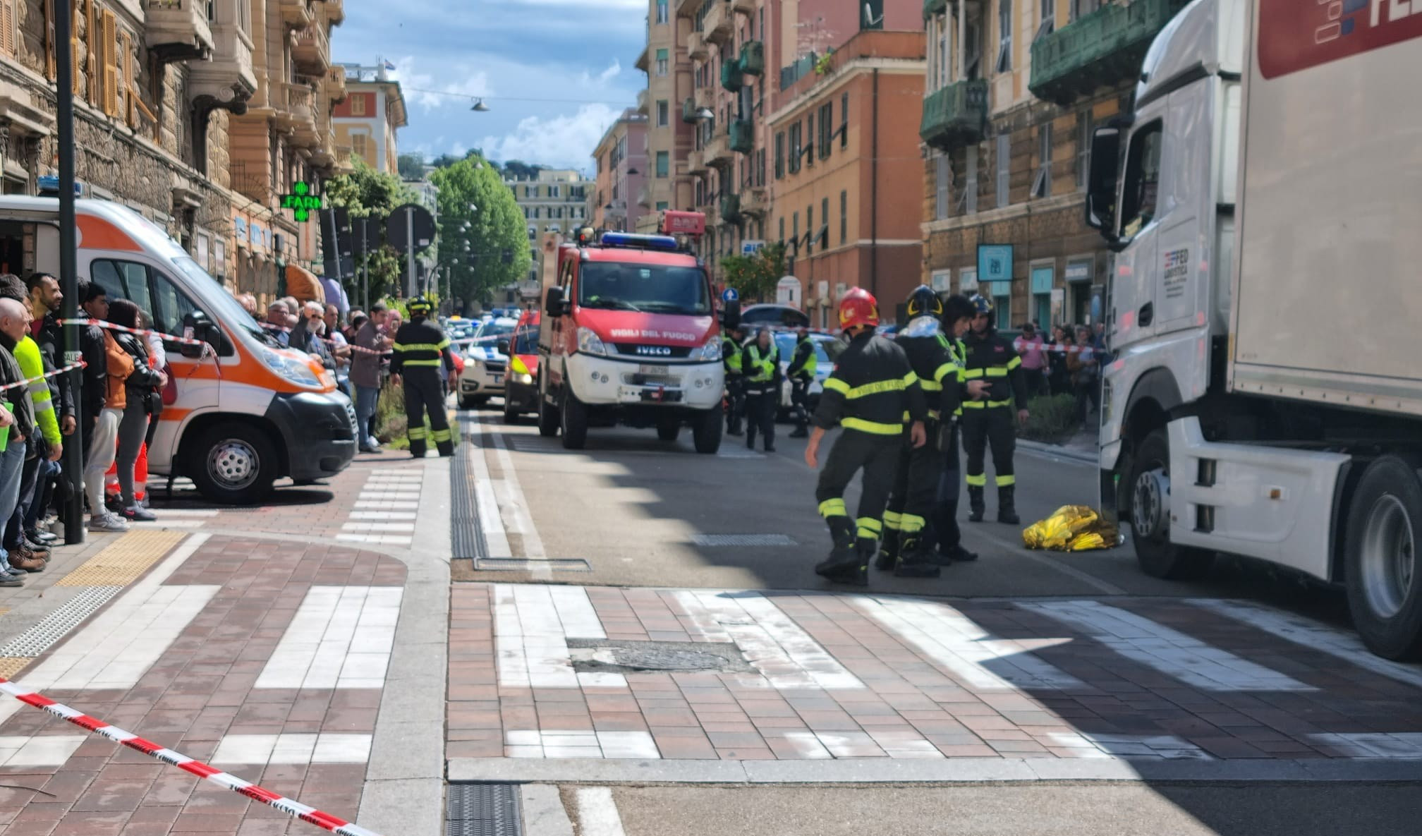 Tragedia a Genova, camion investe due persone: donna muore in via Cornigliano