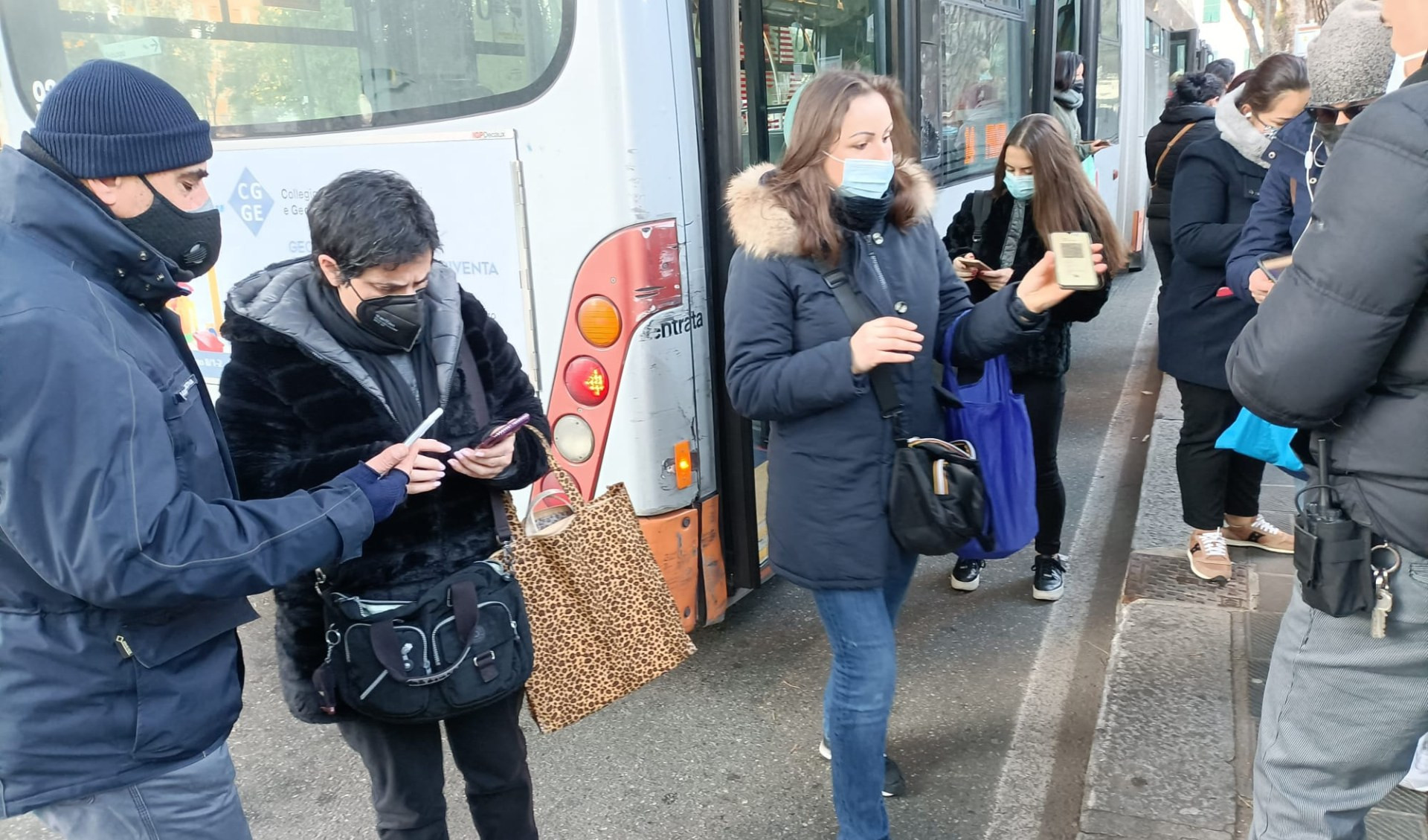 Controlli Green Pass sui bus, sei multe in due giorni per i passeggeri di Amt